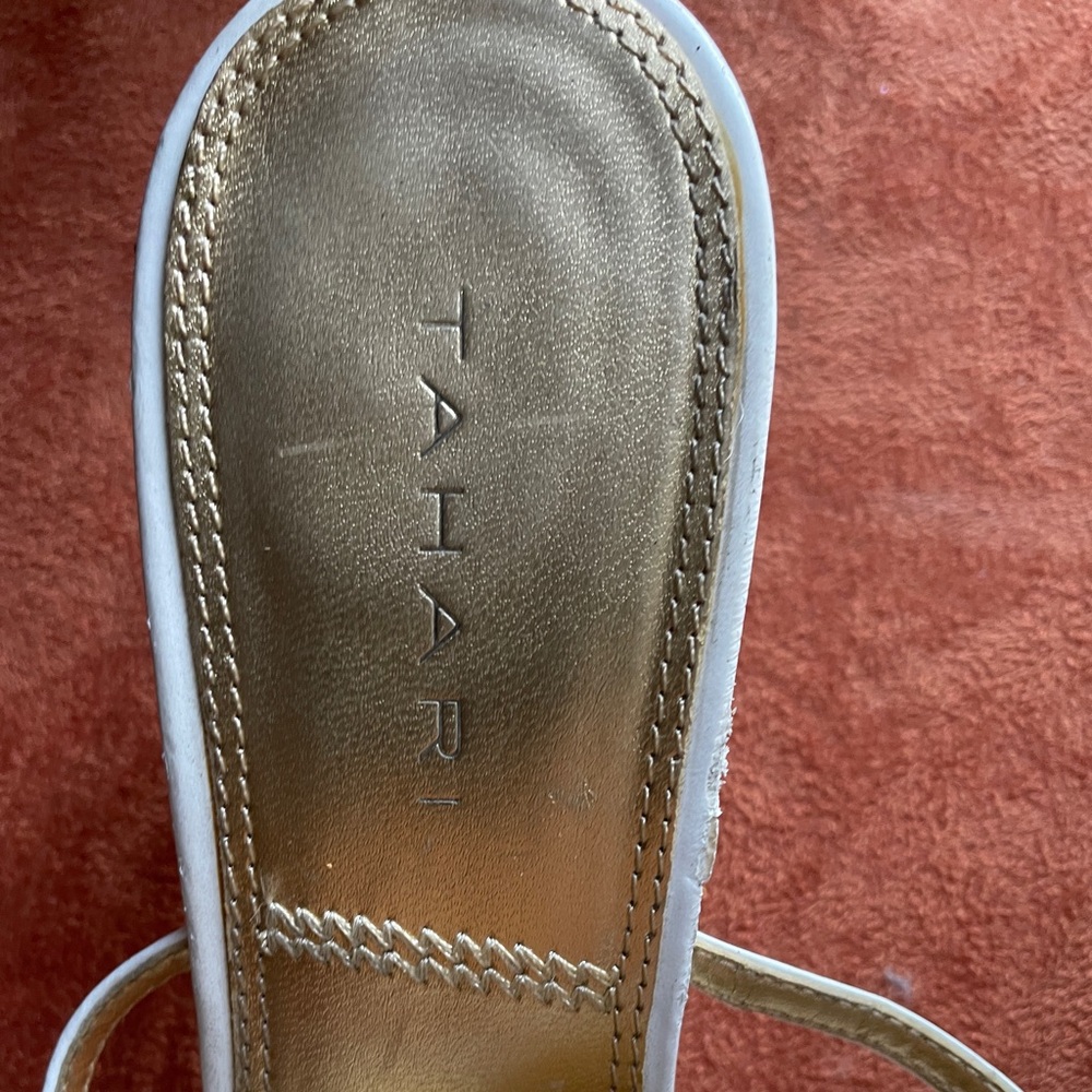 TAHARI White LEATHER PARADISE Strappy SANDALS Size 9M - Picture 14 of 16